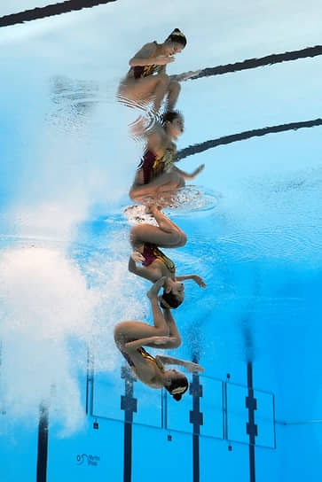 Спортсменки из Индонезии участвуют в соревнованиях дуэтов по синхронному плаванию