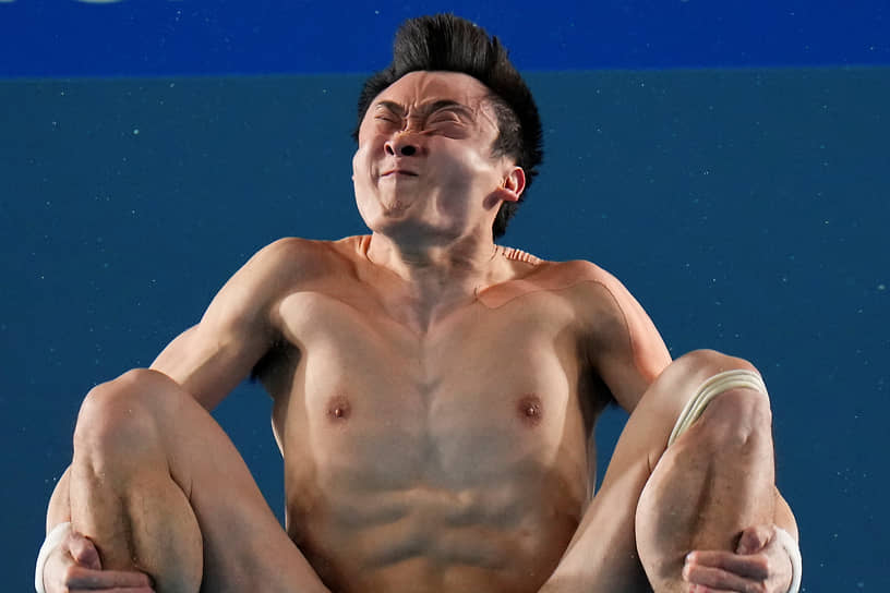 Китайский пловец Цао Юань совершает прыжок с 10-метровой вышки