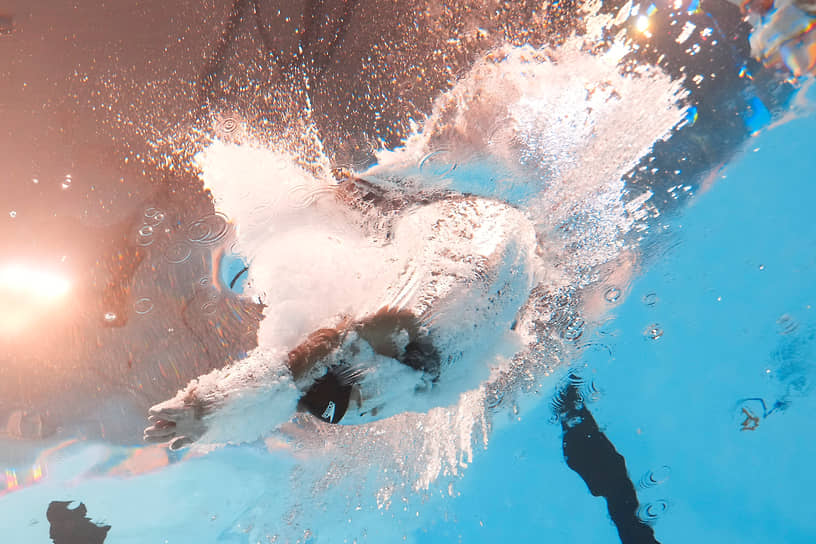 Габриэль Сильва из Бразилии участвует в полуфинальном заплыве на 200 м брассом