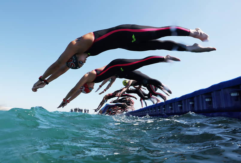 Старт финального заплыва на 5 км среди женщин