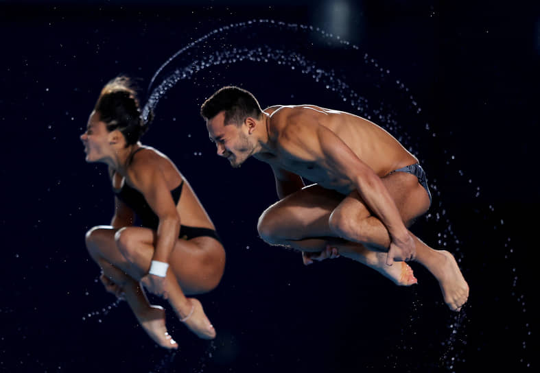 Мексиканцы Кевин Берлин Рейес и Алехандра Эстудильо выполняют синхронный прыжок с 10-метровой вышки