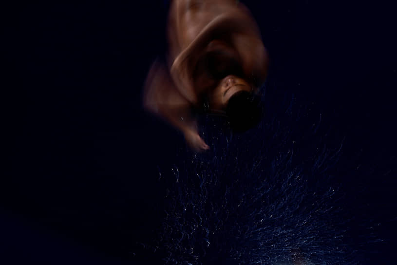Бразилец Луис Бонфим дос Сантос Моура прыгает в воду с трамплина высотой 1 м