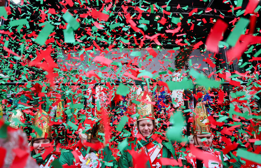 Кельн, Германия. Участники уличного шоу открывают карнавальную неделю в «бабий четверг» 