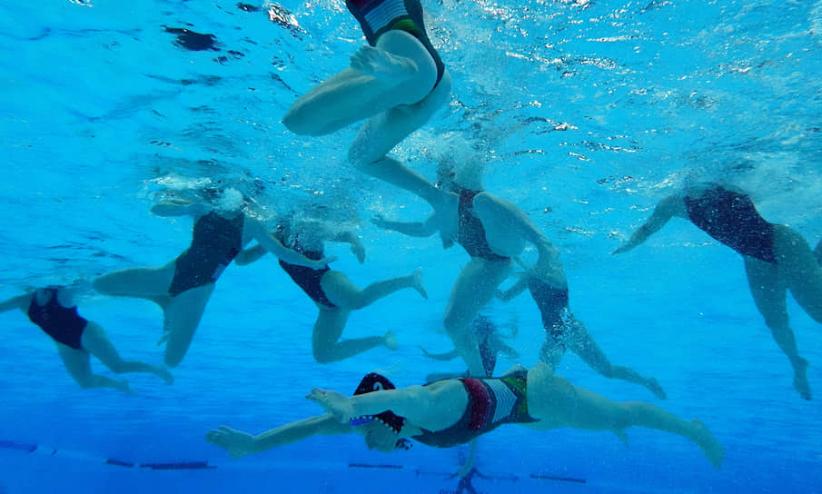 Команды США и Венгрии в финальном матче женского первенства по водному поло 