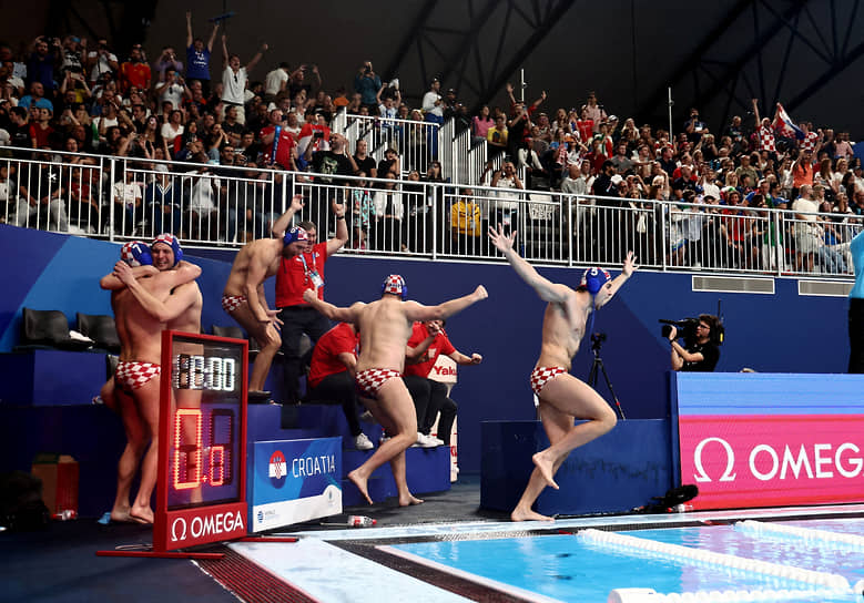 Спортсмены сборной Хорватии по водному поло празднуют победу в финале чемпионата над командой Италии