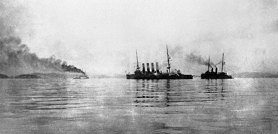 Крейсер «Варяг» и канонерка «Кореец» возвращаются после боя в феврале 1904 года