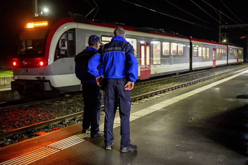 Полицейские возле поезда с заложниками