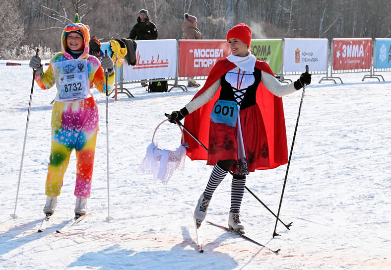 Лыжницы перед стартом гонки в Химках (Московская область)