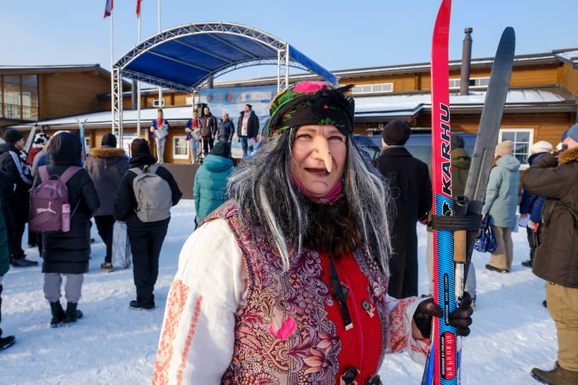 Лыжница в карнавальном костюме на старте в Парголово (Санкт-Петербург)