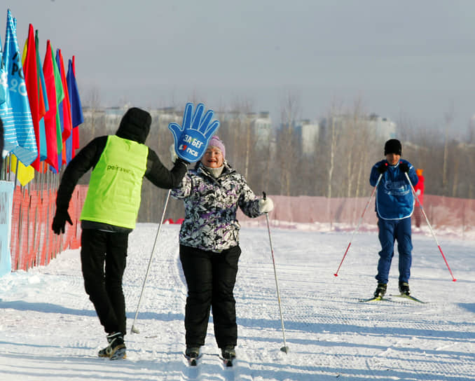 Лыжники во время забега в Нижнем Новгороде