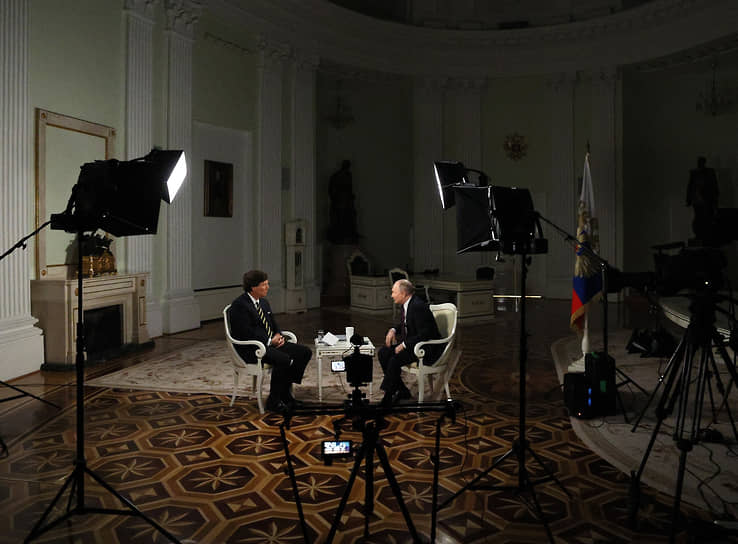 Президент России Владимир Путин (справа) и американский журналист Такер Карлсон