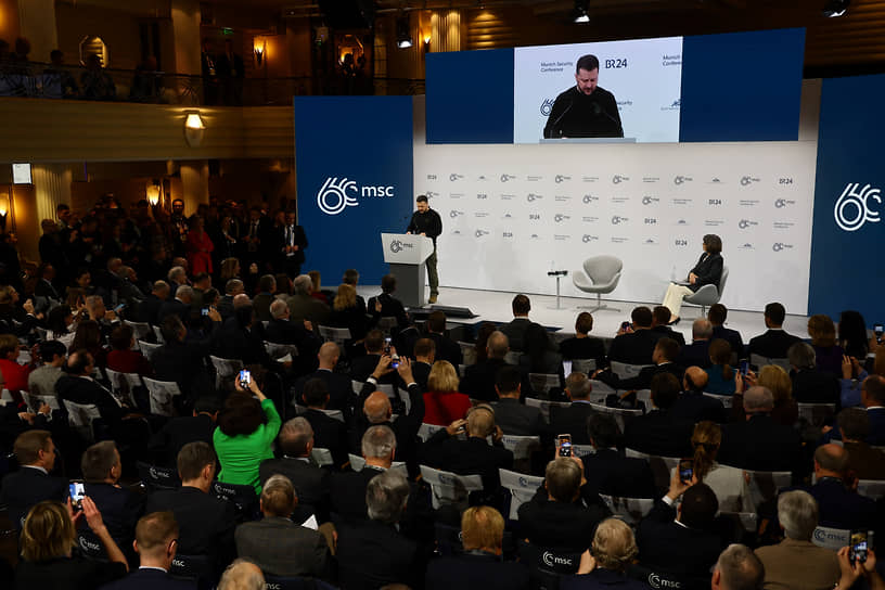 16 февраля президент Украины Владимир Зеленский отправился с визитом в Германию и Францию. На следующий день он выступил на Мюнхенской конференции по безопасности