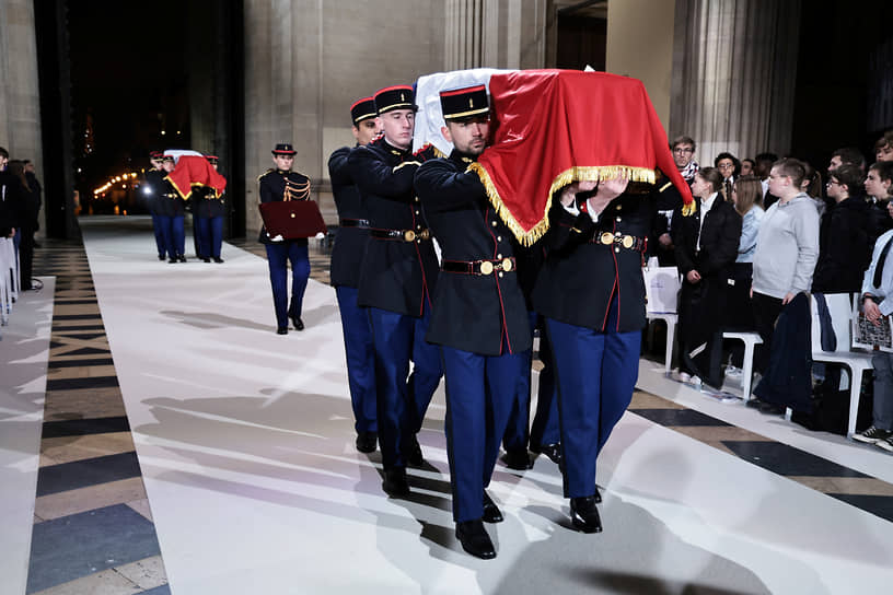 Французские солдаты несут гробы с прахом бойца армянского сопротивления Мисака Манушяна и его жены Мелине