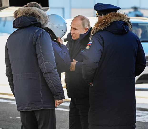 Президент России Владимир Путин (в центре) перед полетом