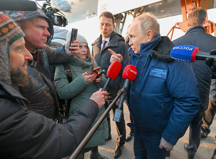 Спустившись с небес на землю, Владимир Путин поговорил с журналистами