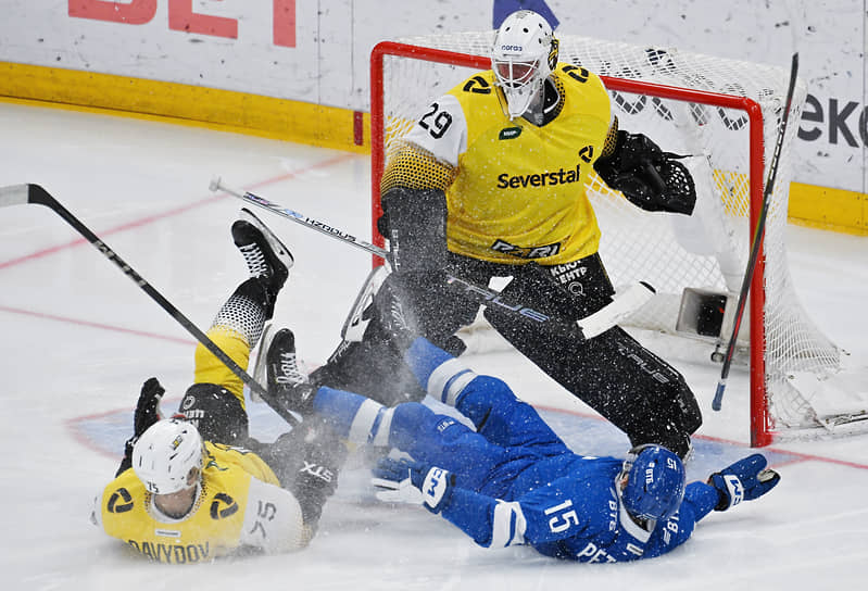 Москва. Вратарь команды «Северсталь» (Череповец) Александр Самойлов (в центре) на матче КХЛ против «Динамо» (Москва)