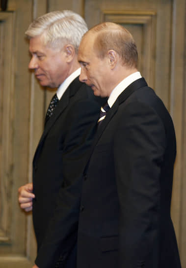 В 2013 году Вячеслав Лебедев достиг предельно допустимого возраста для судей — 70 лет, но Владимир Путин (на фото справа) отменил возрастной ценз в отношении председателя Верховного суда и его заместителей