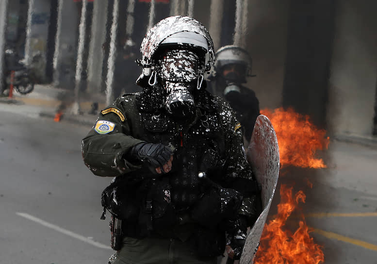 Салоники, Греция. Боец спецназа облит краской на митинге в память о жертвах железнодорожной катастрофы 2023 года