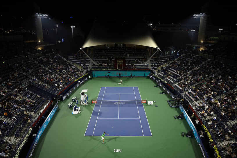Даниил Медведев (снизу) во время матча 1/8 финала против итальянца Лоренцо Сонего на теннисном туре в Дубае