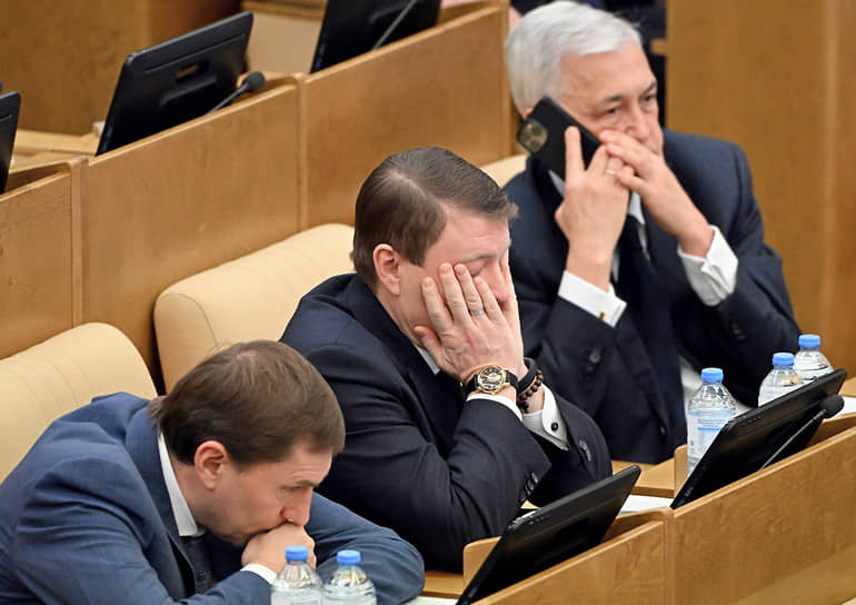 Москва. Слева направо: депутаты Виктор Игнатов, Сергей Еремин и Азат Ягафаров на заседании Госдумы