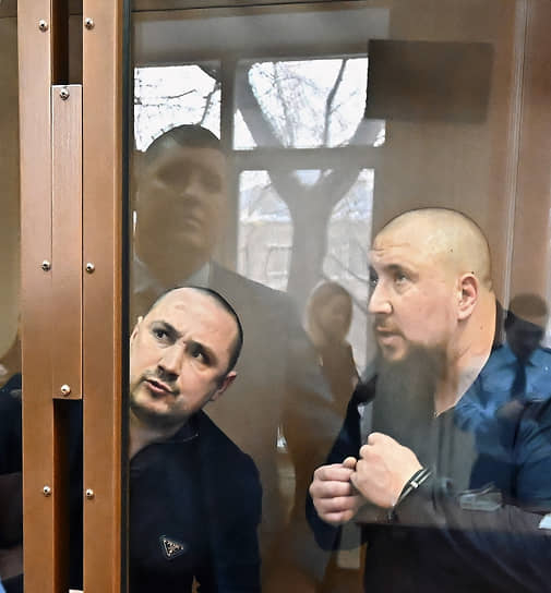 Москва. Сотрудники ЧОПа Роман Московский (слева) и Сергей Гребенюков, обвиняемые в разбойном нападении и воспрепятствовании законной деятельности журналиста газеты «Коммерсантъ» Анатолия Жданова, на заседании суда 