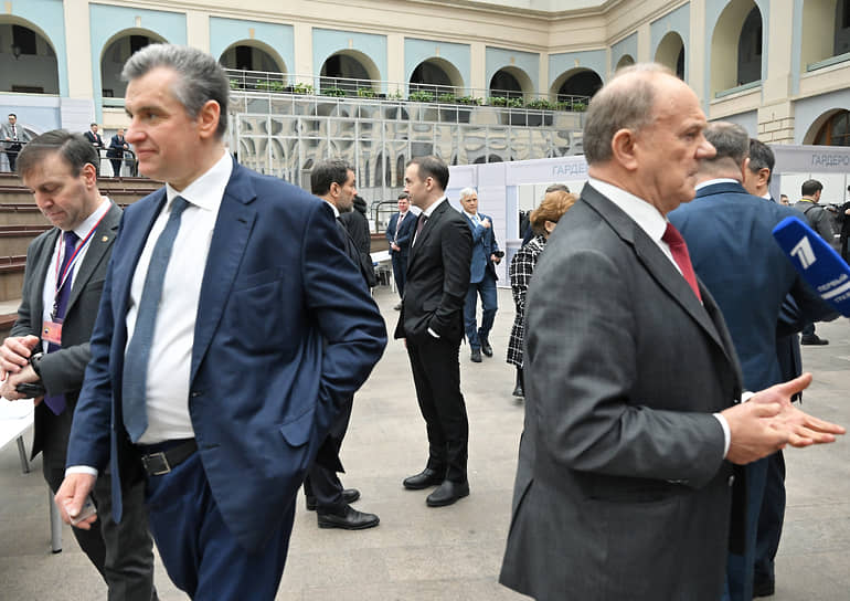 Глава ЛДПР Леонид Слуцкий (второй слева) и лидер КПРФ Геннадий Зюганов (справа)