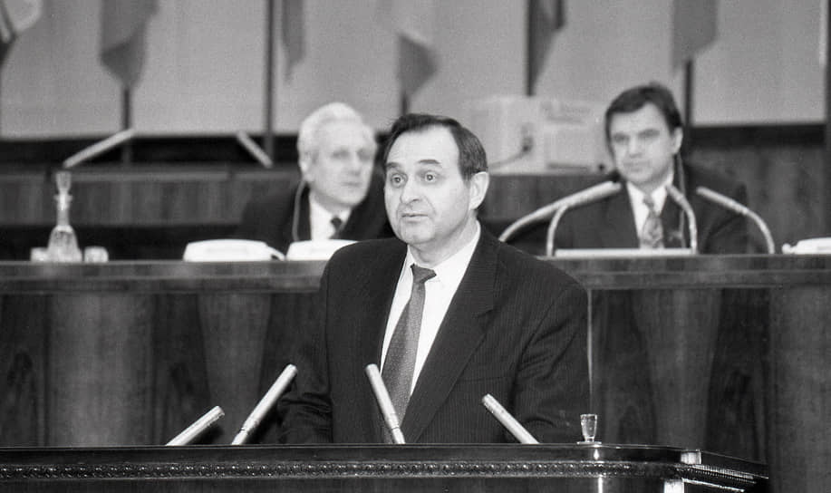 Министр безопасности России Виктор Баранников на заседании Верховного совета РФ, 1992 год