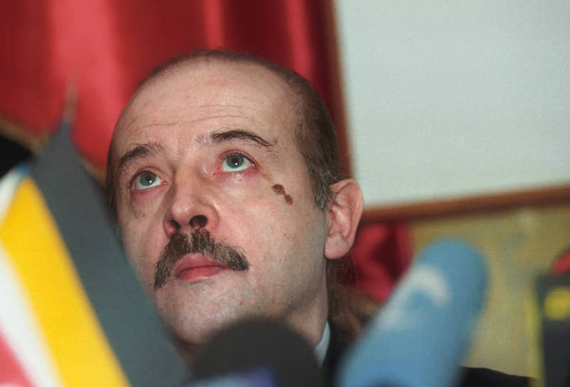 Глава РНЕ (признано экстремистским и запрещено в РФ) Александр Баркашов на пресс-конференции оргкомитета по созданию избирательного блока на выборах в Госдуму, 1999 год