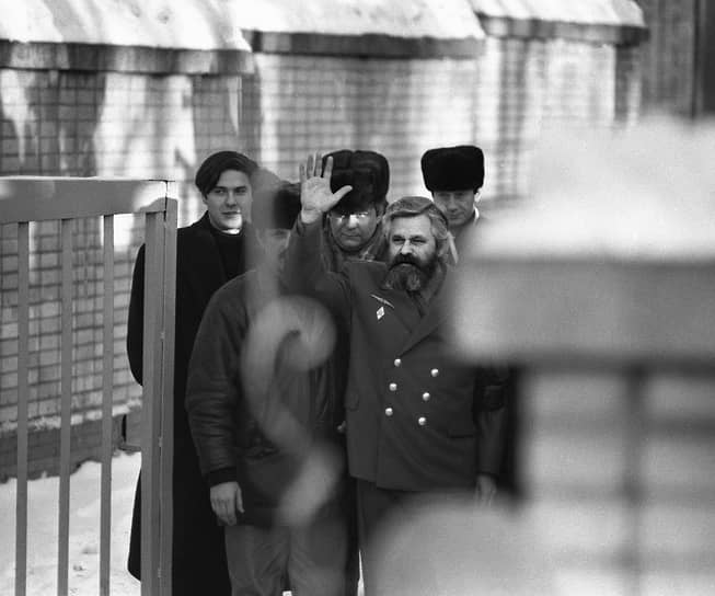 Бывший вице-президент России Александр Руцкой выходит из СИЗО 26 февраля 1994 года