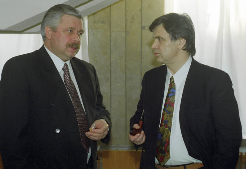 Бывший вице-президент РФ Александр Руцкой (слева) беседует с экс-председателем Верховного совета Русланом Хасбулатовым, 1995 год