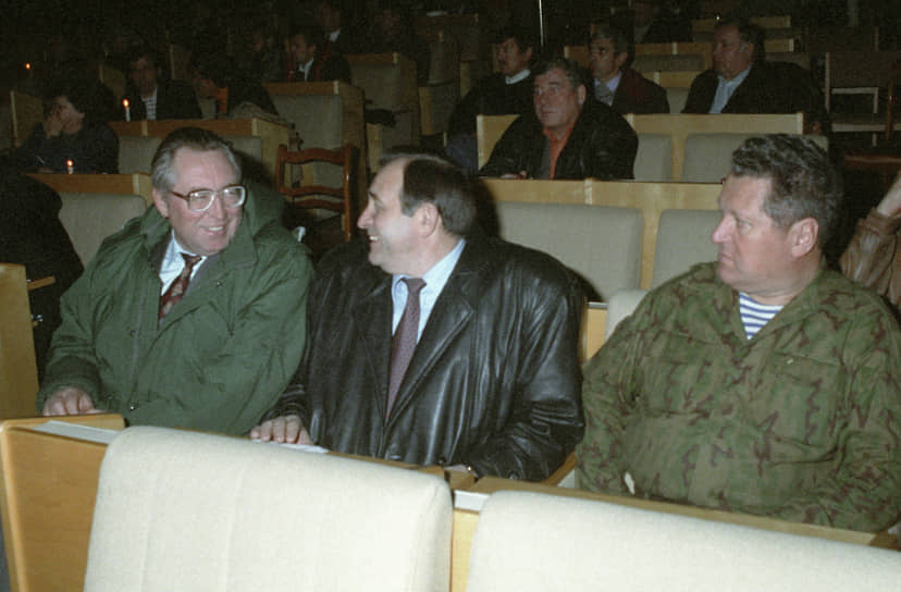 Слева направо: Андрей Дунаев, Виктор Баранников и Владислав Ачалов на заседании Съезда народных депутатов РФ, 1993 год