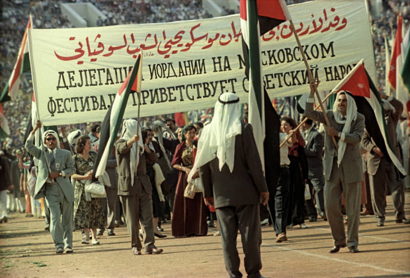 Лозунг фестиваля — «За мир и дружбу». Он появлялся на сувенирах и значках, а также на символе праздника — эмблеме земного шара с пятью лепестками-континентами