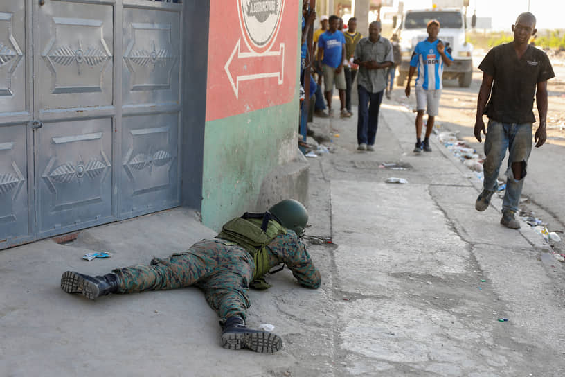 5 марта банды предприняли попытку захватить международный аэропорт имени Туссена Лувертюра, расположенный в пригороде Порт-о-Пренса. Они вступили в перестрелку с местной полицией и вооруженными силами&lt;br>
На фото: военный охраняет территорию аэропорта