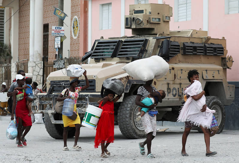 Местные жители недовольны зашкаливающим уровнем насилия в стране, из-за которого уже более 300 тыс. человек, по данным ООН, были вынуждены покинуть Гаити