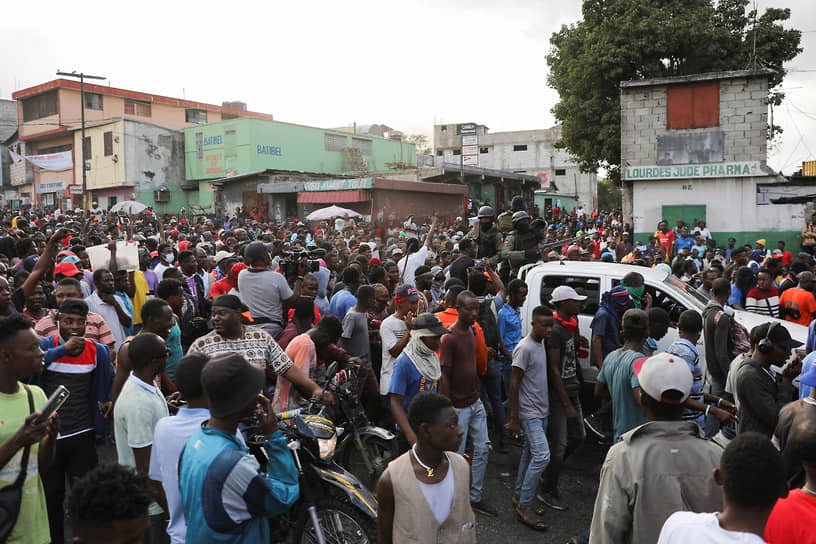 Из-за манифестаций затруднено автомобильное движение в столице Гаити Порт-о-Пренсе. Протесты парализовали работу торговых предприятий, банков и образовательных учреждений 
