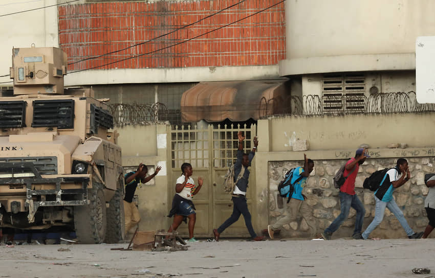 Профсоюз полиции Гаити призвал всех силовиков, имеющих доступ к автомобилям и оружию, помочь в борьбе за сохранение контроля над тюрьмой
&lt;br>На фото: полиция выводит местных жителей с места столкновения с вооруженными бандитами