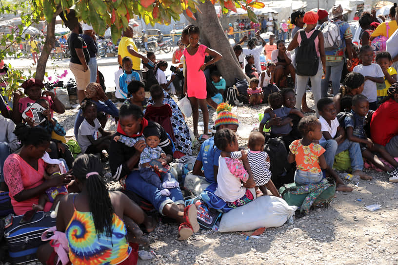 В феврале премьер-министр Ариэль Анри пообещал гаитянам провести всеобщие выборы сразу после того, как будут решены проблемы безопасности &lt;br>
На фото: мирные жители собираются возле участка полиции после перестрелки между конкурирующими бандами