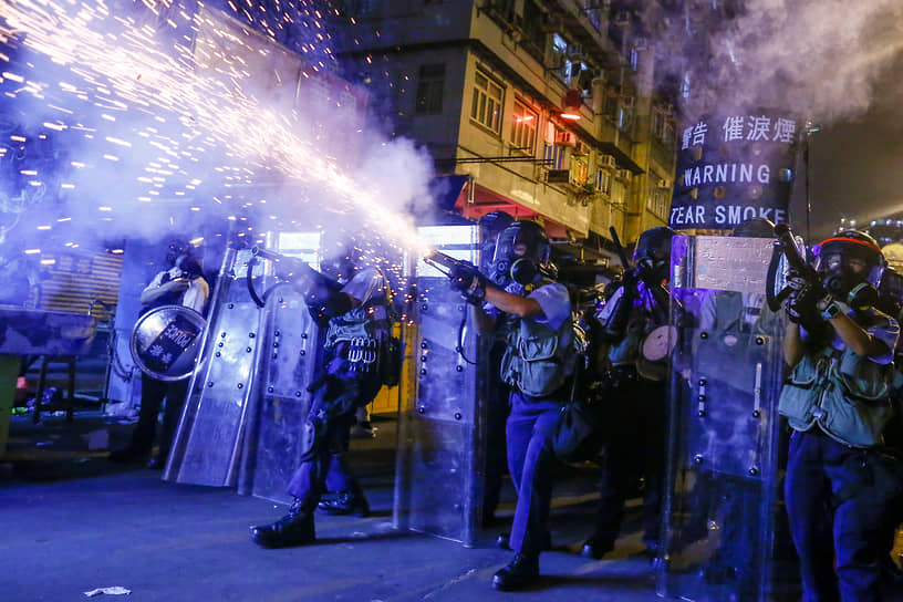 Полиция применила слезоточивый газ и резиновые пули по протестующим во время столкновений в районе Шам Шуй По в Гонконге