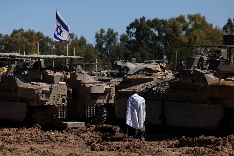 Израильский солдат молится на позициях на границе с сектором Газа (март 2024 года)