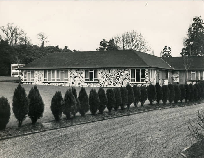 Kinfauns, первый дом Джорджа Харрисона и Патти Бойд. В этом доме на катушечный магнитофон Харрисона Ampex были записаны демо-версии части песен The Beatles, вошедших в «Белый альбом»