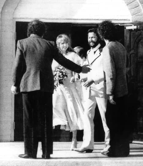Патти и Эрик Клэптон после бракосочетания в церкви в Тусоне, штат Аризона. 27 марта 1979 года. На следующий день у Клэптона был концерт в Общественном центре Тусона