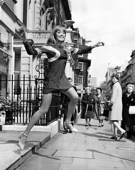 Патти Бойд начала карьеру манекенщицы до знакомства с Харрисоном и продолжила ее после замужества. Съемка для осенней коллекции бутика Quorum (дизайнер платья — Осси Кларк). 1966 год