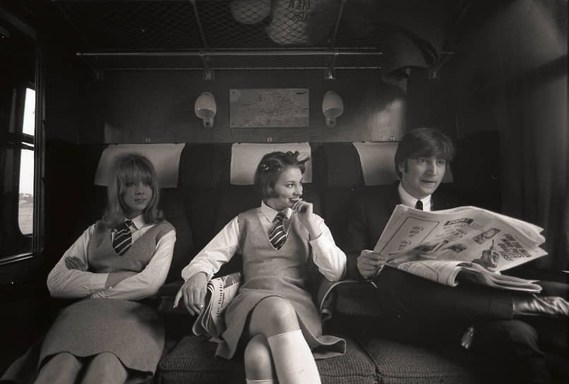 Патти Бойд (слева) в роли школьницы в фильме A Hard Day`s Night. В центре — Пруданс Барри, справа — Джон Леннон