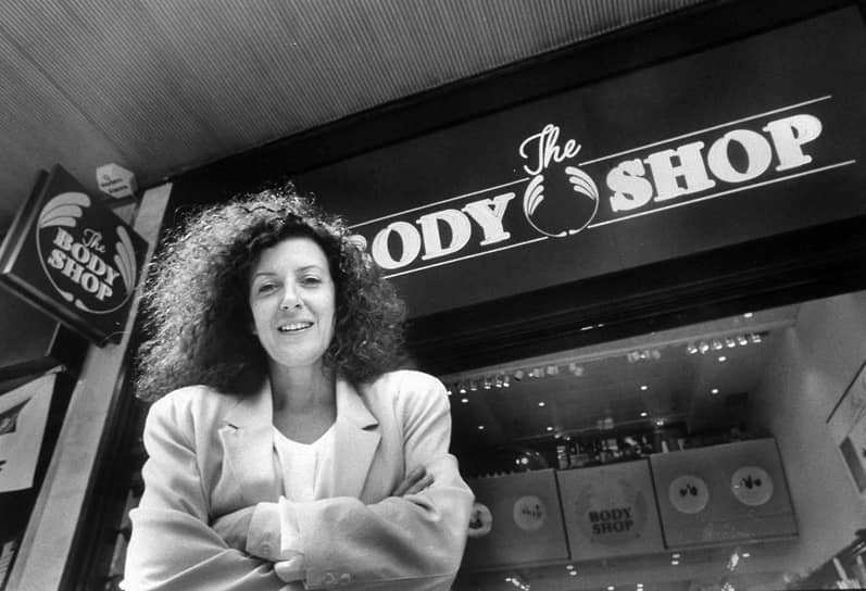 Анита Родик стои пред един от новите Body Shops през 1988 г