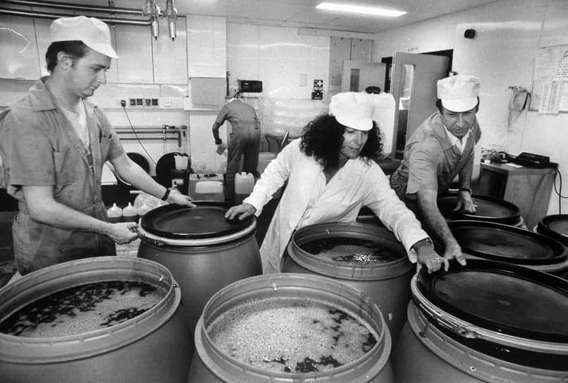 Анита Роддик проверяет бочки с шампунем на заводе The Body Shop в 1988 году