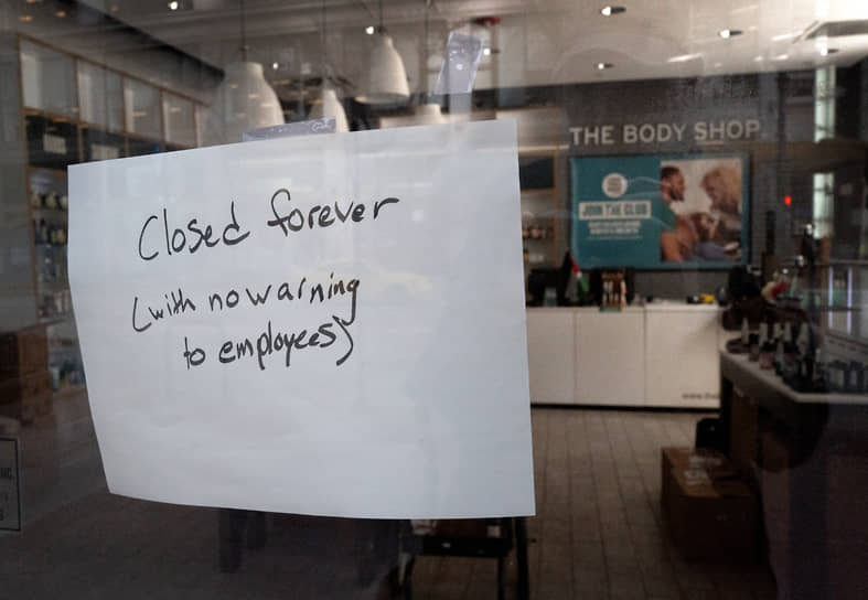 Вывеска с надписью «Закрыто навсегда (без предупреждения сотрудников)» в Чикаго