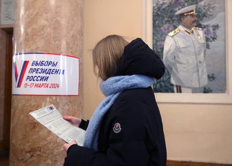 Волгоград. Избирательница готовится проголосовать 