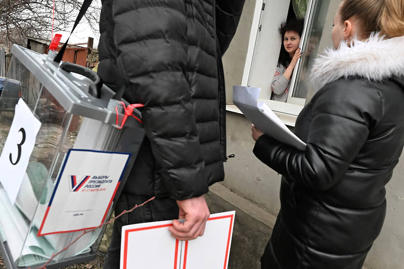 ЛНР. Члены участковой избирательной комиссии с передвижной урной для голосования на дому