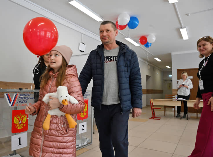 Мытищи, Московская область. Избиратель вместе с ребенком