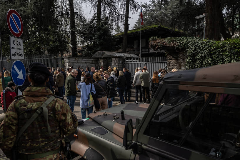 Милан, Италия. Вооруженный патруль возле российского консульства